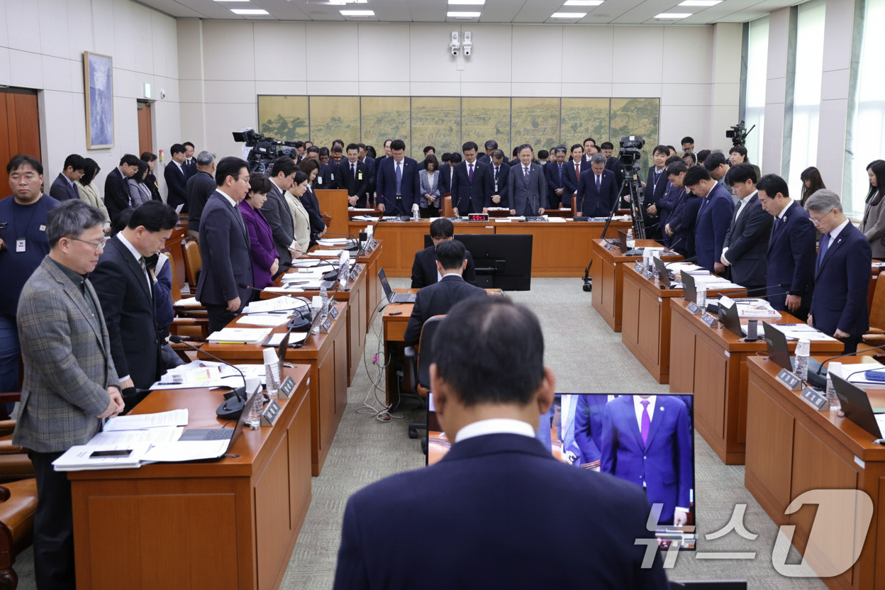 국감, 이태원 참사 3주기 희생자 묵념